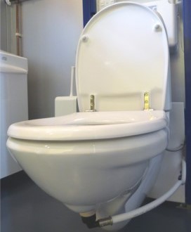 Foto - Ezinge toilet // ezinge_foto_toilet_2.jpg (39 K)